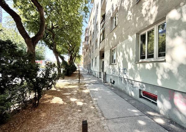Tichý 1,5i byt v úplnom centre mesta, REKONŠTRUKCIA , BA I., Karadžičova ul., 46 m2