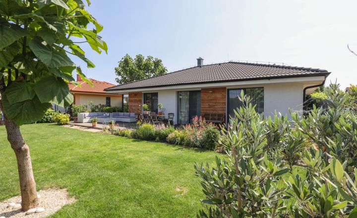 Exkluzívne - 4i zariadený rodinný dom- BUNGALOV, terasa a upravená záhrada, Veľký Biel, 500 m2 - fotografia 1