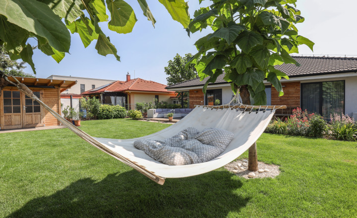 Exkluzívne - 4i zariadený rodinný dom- BUNGALOV, terasa a upravená záhrada, Veľký Biel, 500 m2 - fotografia 19