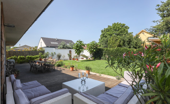 Exkluzívne - 4i zariadený rodinný dom- BUNGALOV, terasa a upravená záhrada, Veľký Biel, 500 m2 - fotografia 3