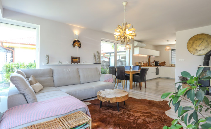 Exkluzívne - 4i zariadený rodinný dom- BUNGALOV, terasa a upravená záhrada, Veľký Biel, 500 m2 - fotografia 4
