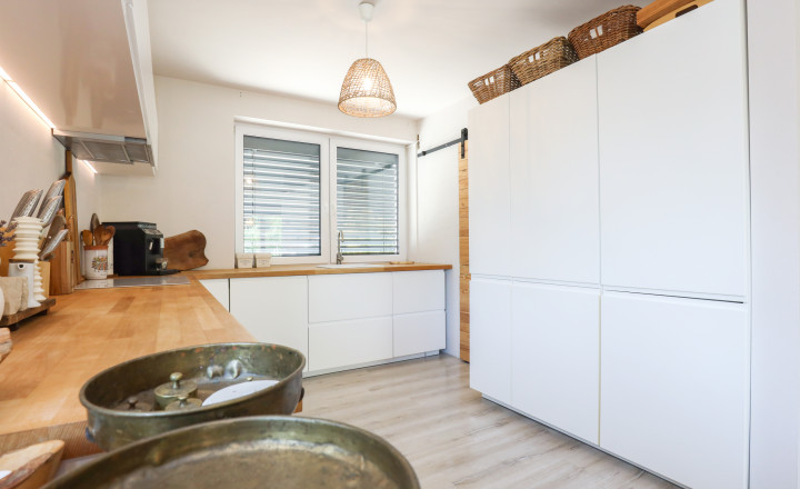 Exkluzívne - 4i zariadený rodinný dom- BUNGALOV, terasa a upravená záhrada, Veľký Biel, 500 m2 - fotografia 8