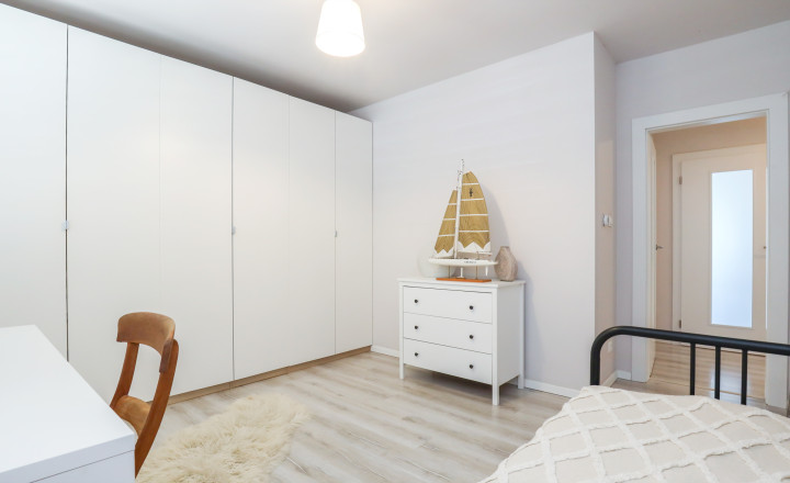 Exkluzívne - 4i zariadený rodinný dom- BUNGALOV, terasa a upravená záhrada, Veľký Biel, 500 m2 - fotografia 10
