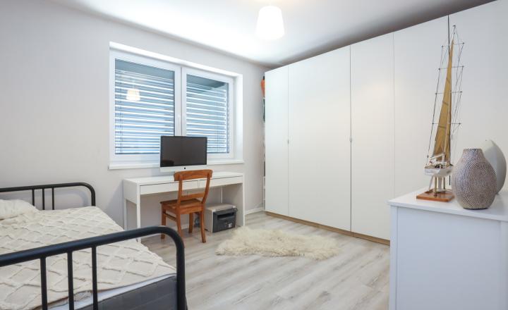 Exkluzívne - 4i zariadený rodinný dom- BUNGALOV, terasa a upravená záhrada, Veľký Biel, 500 m2 - fotografia 9