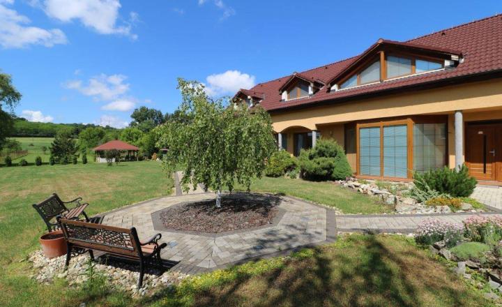 Exkluzívne - veľké 9i rodinné sídlo s rozľahlým pozemkom v obci Santovka, pozemok 2421 m2 - fotografia 4