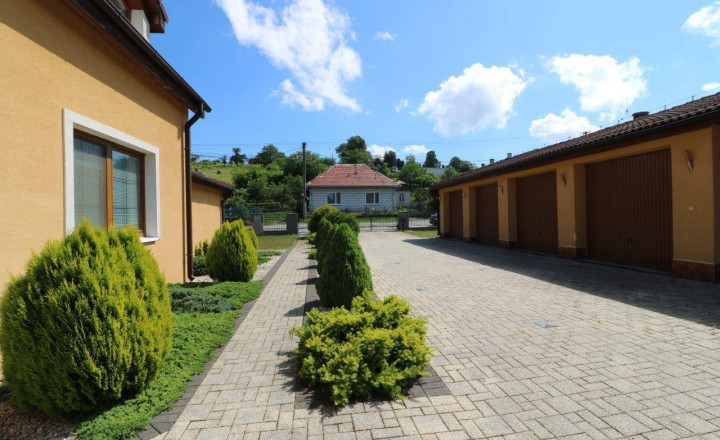 Exkluzívne - veľké 9i rodinné sídlo s rozľahlým pozemkom v obci Santovka, pozemok 2421 m2 - fotografia 14