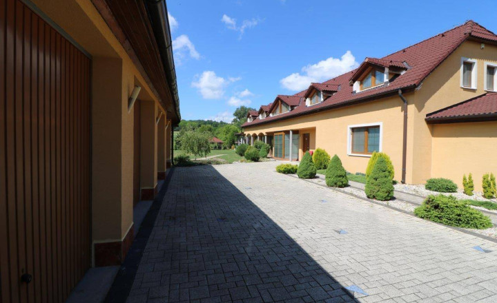 Exkluzívne - veľké 9i rodinné sídlo s rozľahlým pozemkom v obci Santovka, pozemok 2421 m2 - fotografia 15