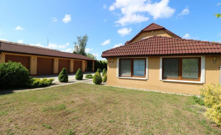 Exkluzívne - veľké 9i rodinné sídlo s rozľahlým pozemkom v obci Santovka, pozemok 2421 m2 - fotografia 13