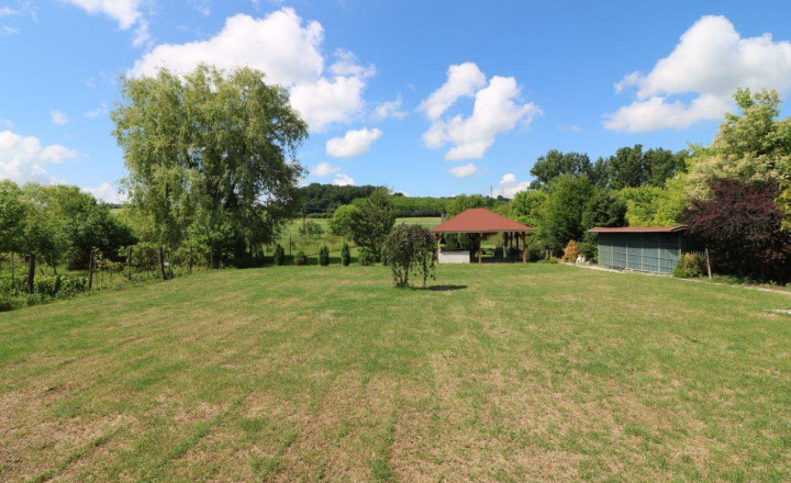 Exkluzívne - veľké 9i rodinné sídlo s rozľahlým pozemkom v obci Santovka, pozemok 2421 m2 - fotografia 16