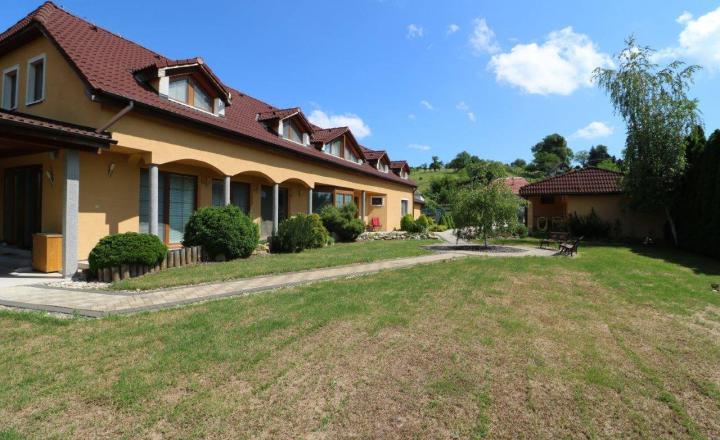 Exkluzívne - veľké 9i rodinné sídlo s rozľahlým pozemkom v obci Santovka, pozemok 2421 m2 - fotografia 19