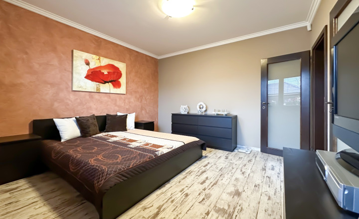 Rodinná vila pri privátnom jazere s vlastným vstupom a plážou - fotografia 19