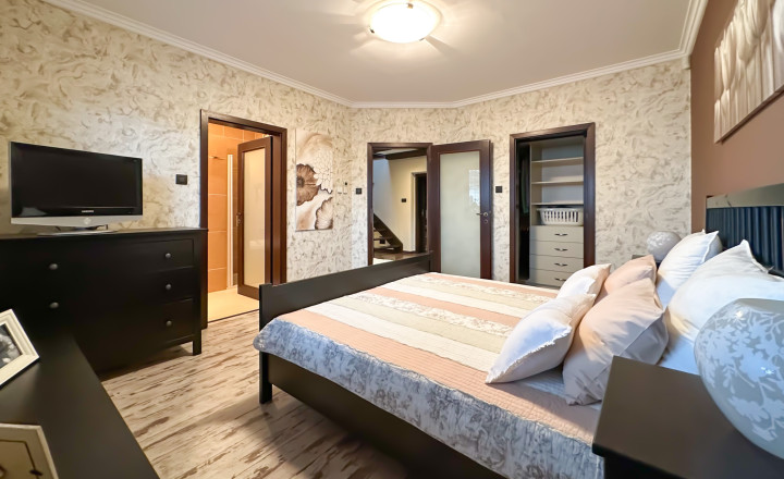 Rodinná vila pri privátnom jazere s vlastným vstupom a plážou - fotografia 15