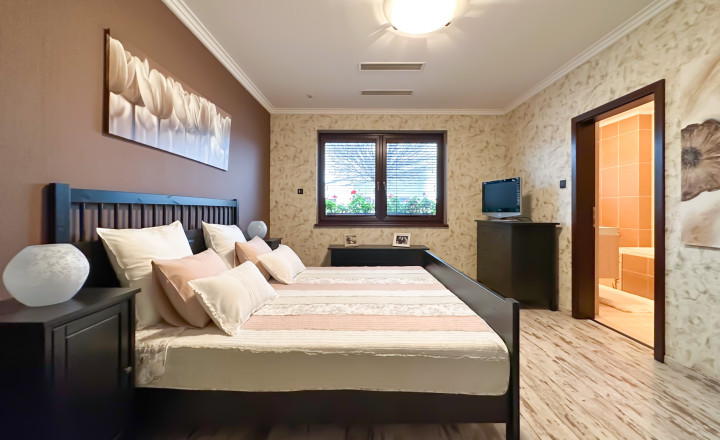 Rodinná vila pri privátnom jazere s vlastným vstupom a plážou - fotografia 14