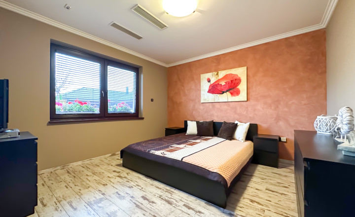Rodinná vila pri privátnom jazere s vlastným vstupom a plážou - fotografia 20