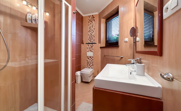 Rodinná vila pri privátnom jazere s vlastným vstupom a plážou - fotografia 22