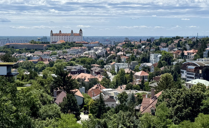 Moderná unikátna VILA s jedinečnými výhľadmi pod Slavínom pri Horskom parku - fotografia 1