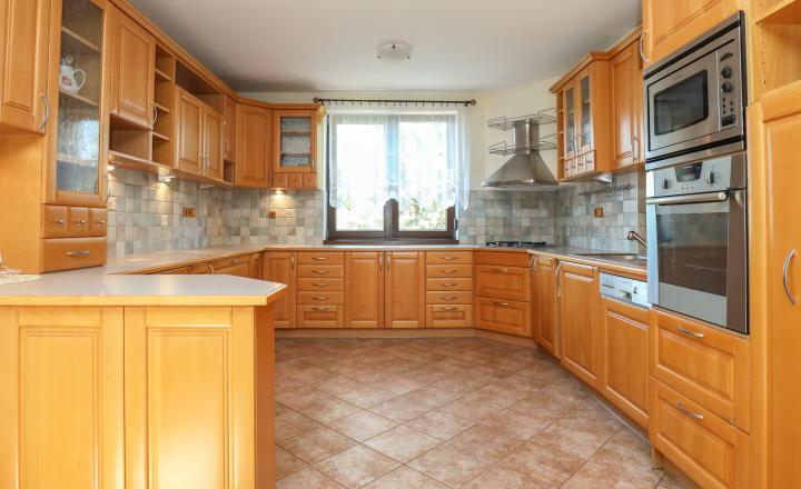 Priestranný 5i rodinný dom na konci slepej ulice + dielňa + vinná pivnica + fitness miestnosť + terasa, pozemok 745 m2 - fotografia 9