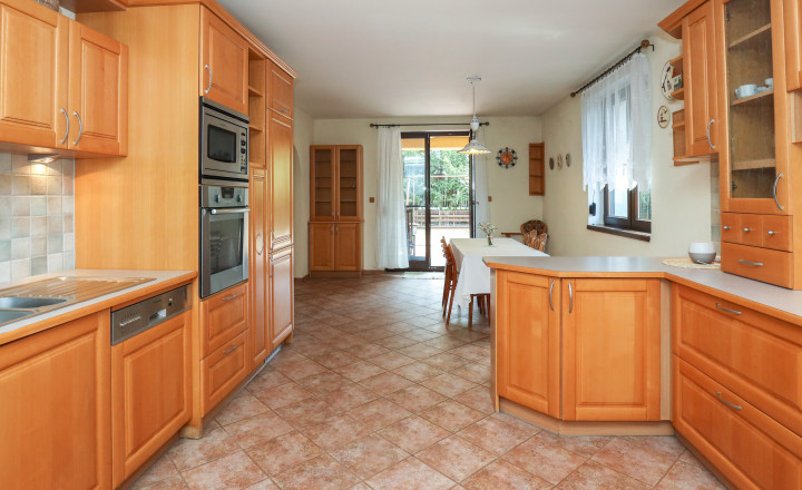 Priestranný 5i rodinný dom na konci slepej ulice + dielňa + vinná pivnica + fitness miestnosť + terasa, pozemok 745 m2 - fotografia 10