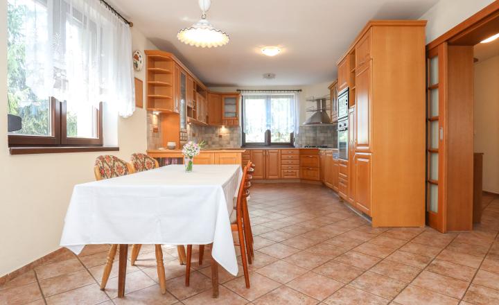 Priestranný 5i rodinný dom na konci slepej ulice + dielňa + vinná pivnica + fitness miestnosť + terasa, pozemok 745 m2 - fotografia 11