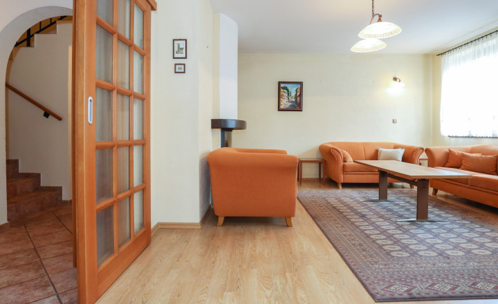 Priestranný 5i rodinný dom na konci slepej ulice + dielňa + vinná pivnica + fitness miestnosť + terasa, pozemok 745 m2 - fotografia 8