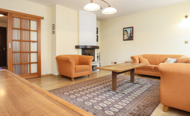 Priestranný 5i rodinný dom na konci slepej ulice + dielňa + vinná pivnica + fitness miestnosť + terasa, pozemok 745 m2 - fotografia 7