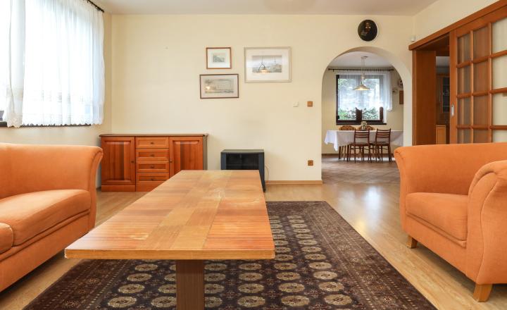 Priestranný 5i rodinný dom na konci slepej ulice + dielňa + vinná pivnica + fitness miestnosť + terasa, pozemok 745 m2 - fotografia 5