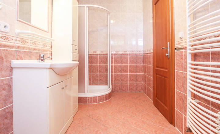 Priestranný 5i rodinný dom na konci slepej ulice + dielňa + vinná pivnica + fitness miestnosť + terasa, pozemok 745 m2 - fotografia 13