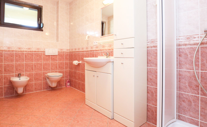 Priestranný 5i rodinný dom na konci slepej ulice + dielňa + vinná pivnica + fitness miestnosť + terasa, pozemok 745 m2 - fotografia 14
