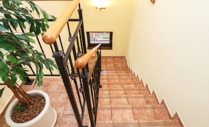 Priestranný 5i rodinný dom na konci slepej ulice + dielňa + vinná pivnica + fitness miestnosť + terasa, pozemok 745 m2 - fotografia 15