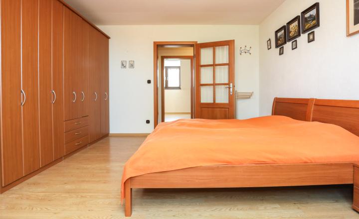 Priestranný 5i rodinný dom na konci slepej ulice + dielňa + vinná pivnica + fitness miestnosť + terasa, pozemok 745 m2 - fotografia 17