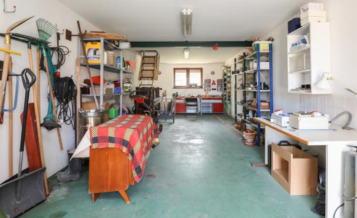 Priestranný 5i rodinný dom na konci slepej ulice + dielňa + vinná pivnica + fitness miestnosť + terasa, pozemok 745 m2 - fotografia 33