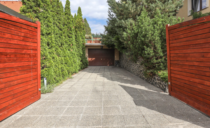 Priestranný 5i rodinný dom na konci slepej ulice + dielňa + vinná pivnica + fitness miestnosť + terasa, pozemok 745 m2 - fotografia 34