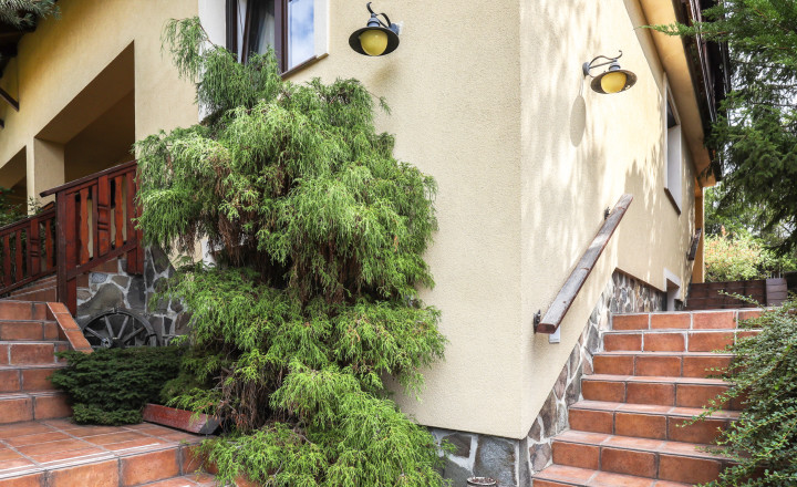 Priestranný 5i rodinný dom na konci slepej ulice + dielňa + vinná pivnica + fitness miestnosť + terasa, pozemok 745 m2 - fotografia 36