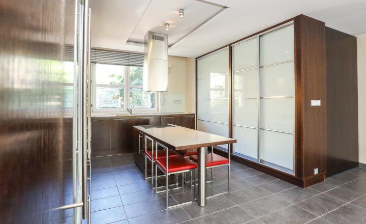 EXKLUZÍVNE Príjemný 5i RD v uzatvorenom a tichom súkromnom areáli na Kolibe, BA III. Trinásta ul., ÚP 282 m2 - fotografia 10