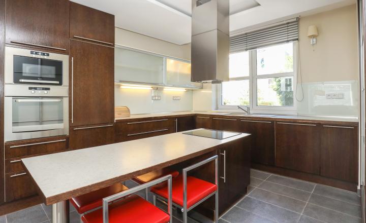 EXKLUZÍVNE Príjemný 5i RD v uzatvorenom a tichom súkromnom areáli na Kolibe, BA III. Trinásta ul., ÚP 282 m2 - fotografia 7