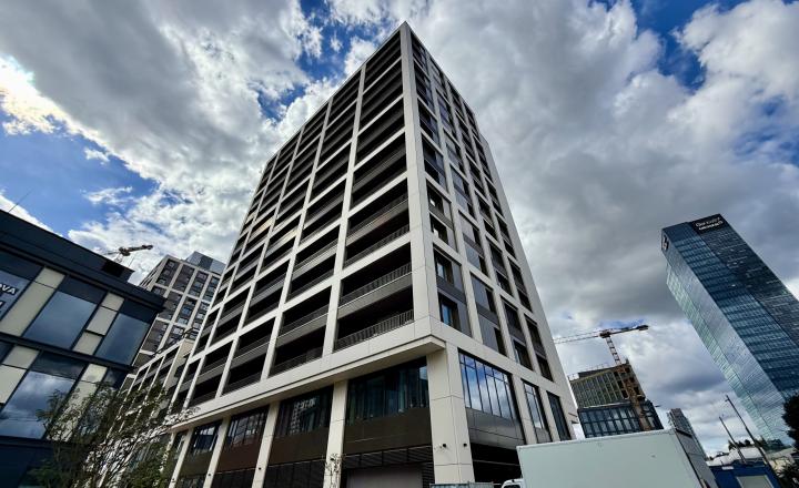 DOWNTOWN YARDS, príjemný 3i byt s veľkým exteriérom, orientovaný do VNÚTROBLOKU v objekte A, NOVOSTAVBA, 92,23m2 - fotografia 1