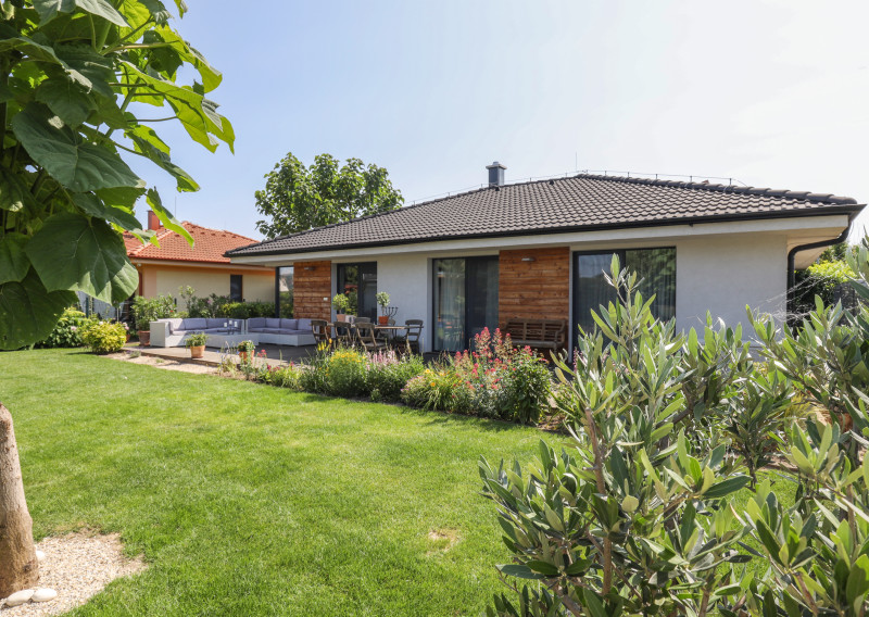 Exkluzívne - 4i zariadený rodinný dom- BUNGALOV, terasa a upravená záhrada, Veľký Biel, 500 m2