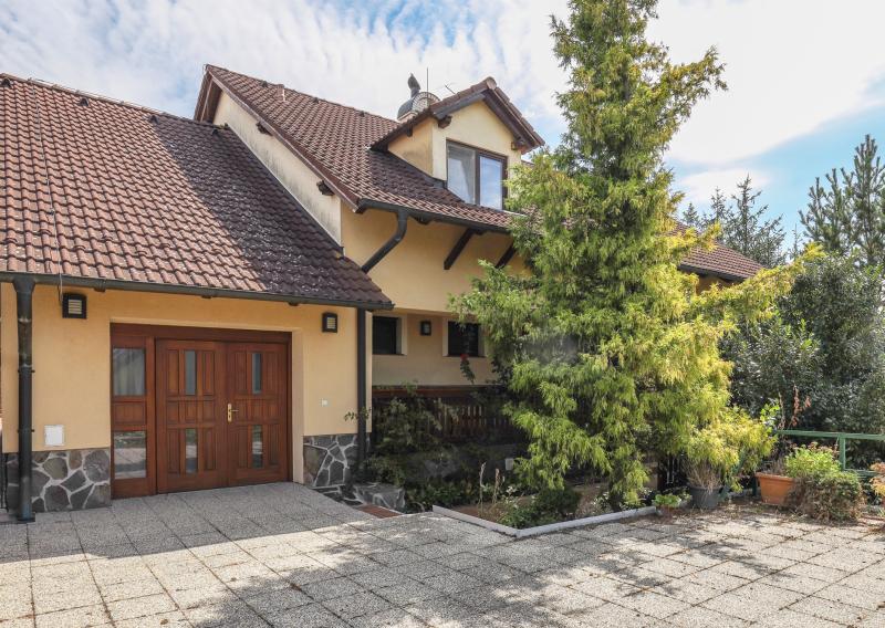 Priestranný 5i rodinný dom na konci slepej ulice + dielňa + vinná pivnica + fitness miestnosť + terasa, pozemok 745 m2