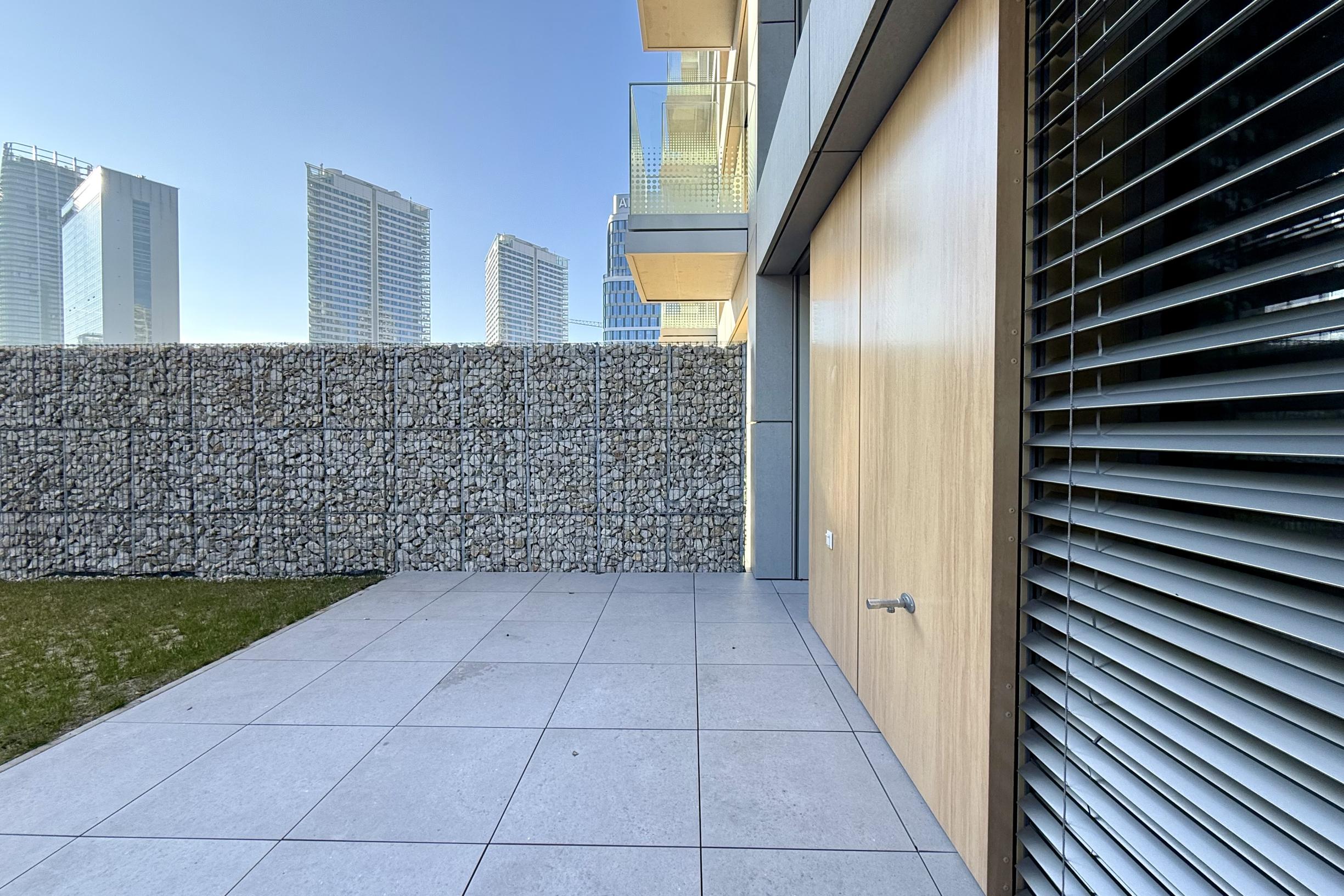 Jedinečný 2i byt s terasou a vlastnou ZÁHRADOU v centre DOWNTOWNU, METROPOLIS, Bottova ul., 110,03 m2