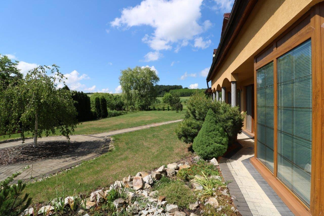 Exkluzívne - veľké 9i rodinné sídlo s rozľahlým pozemkom v obci Santovka, pozemok 2421 m2