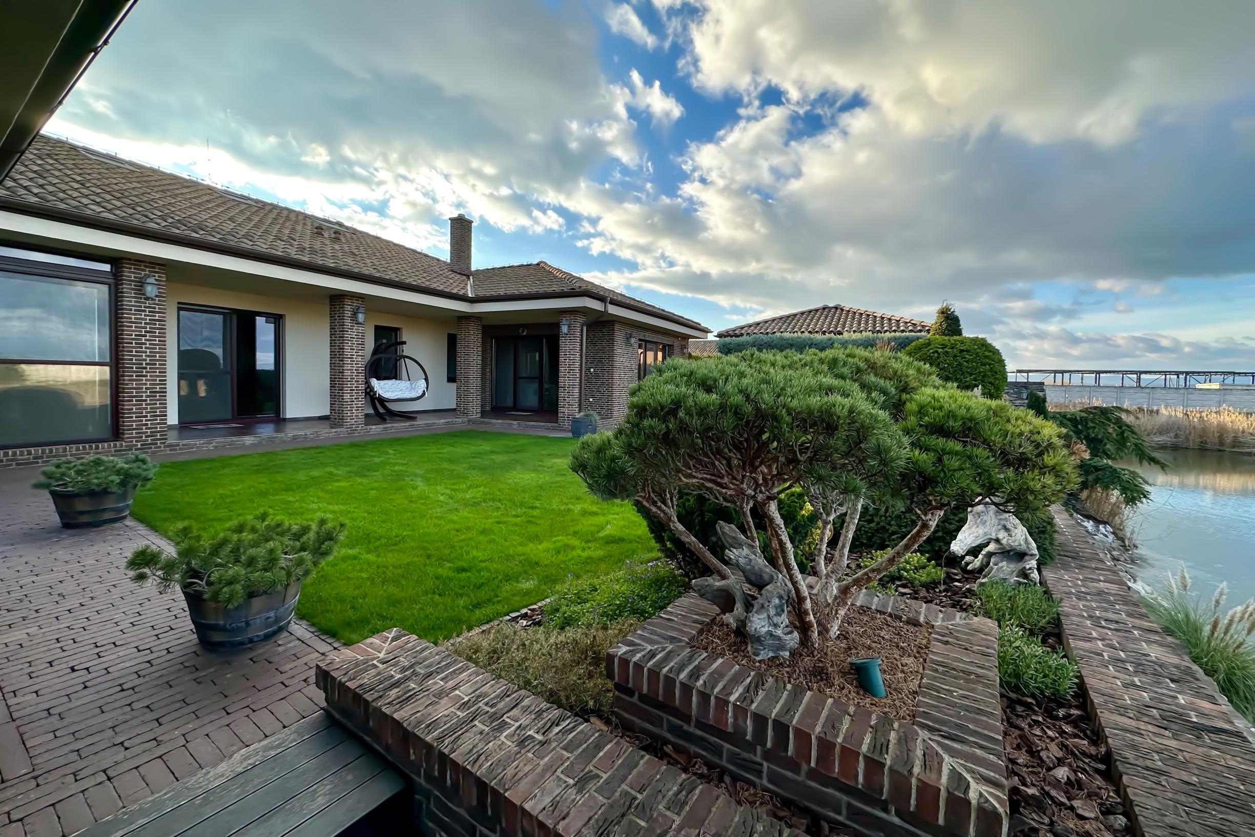 Rodinná vila pri privátnom jazere s vlastným vstupom a plážou